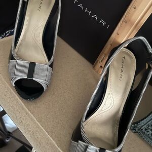 TAHARI – Size 7 Indigo/Indigo/White Pinstripe Back Strap Open Toe Heel Shoe